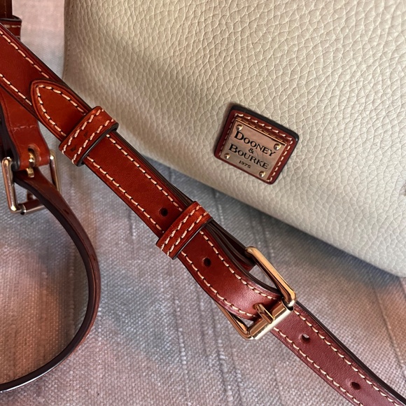 Dooney & Burke, Cream Pebble Leather Crossbody Bag - Picture 3 of 7